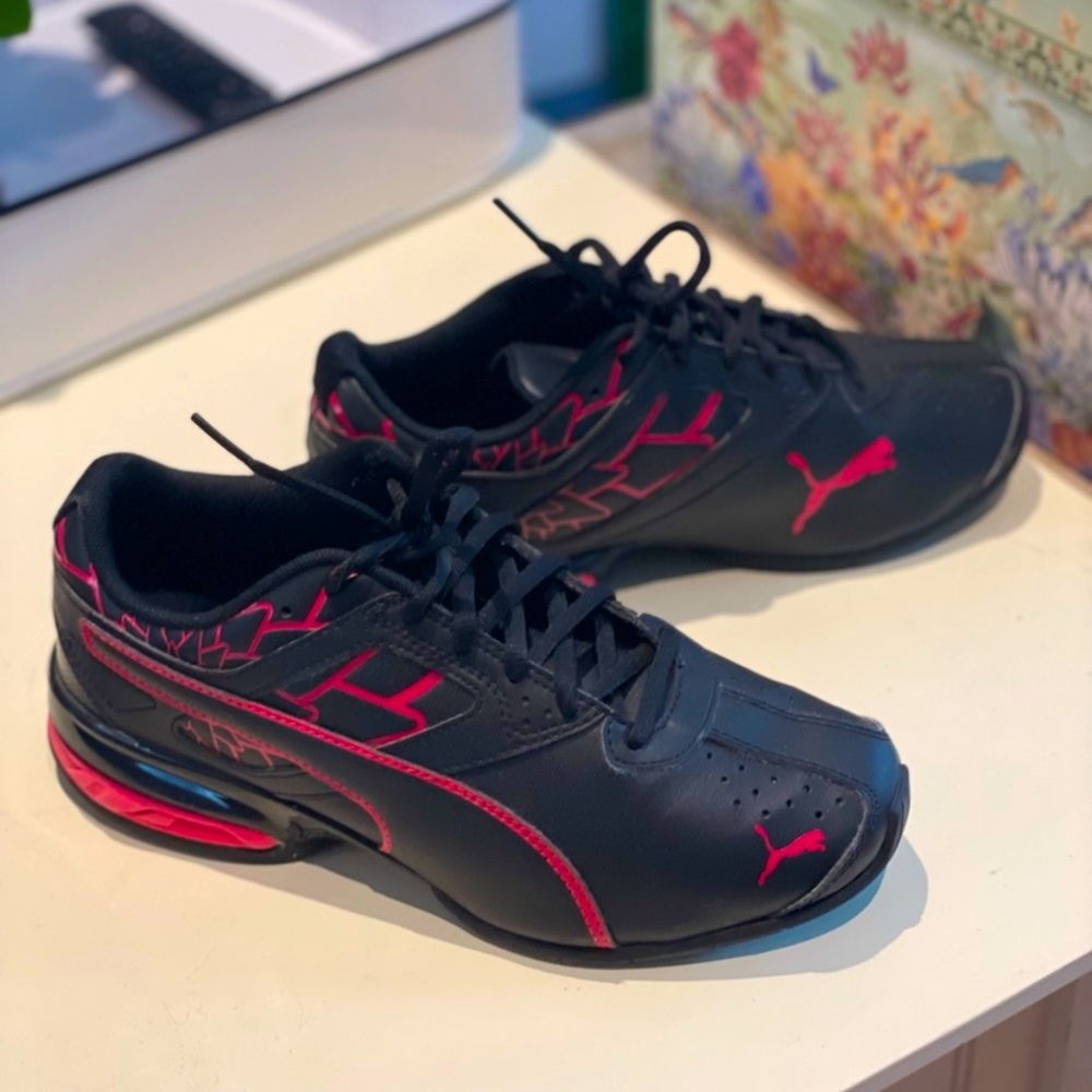 Women size 7 Puma